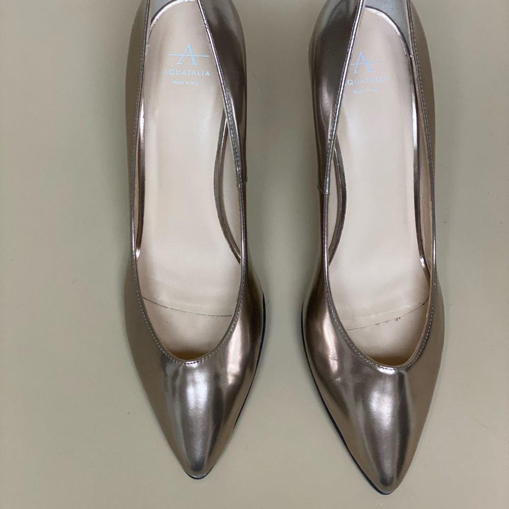 Aquatalia Harlee Mirror Calf Platinum Pumps, size 9, includes shoebag